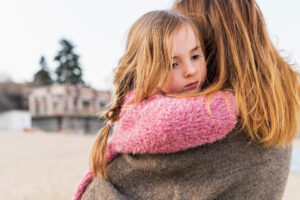 Comment soutenir un enfant timide ? Stratégies et conseils pour les parents