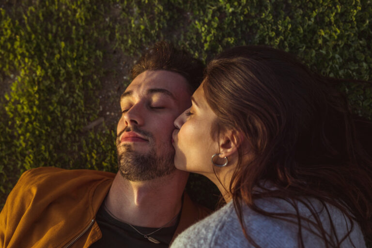 Différence entre amour et attachement : comprendre les nuances émotionnelles