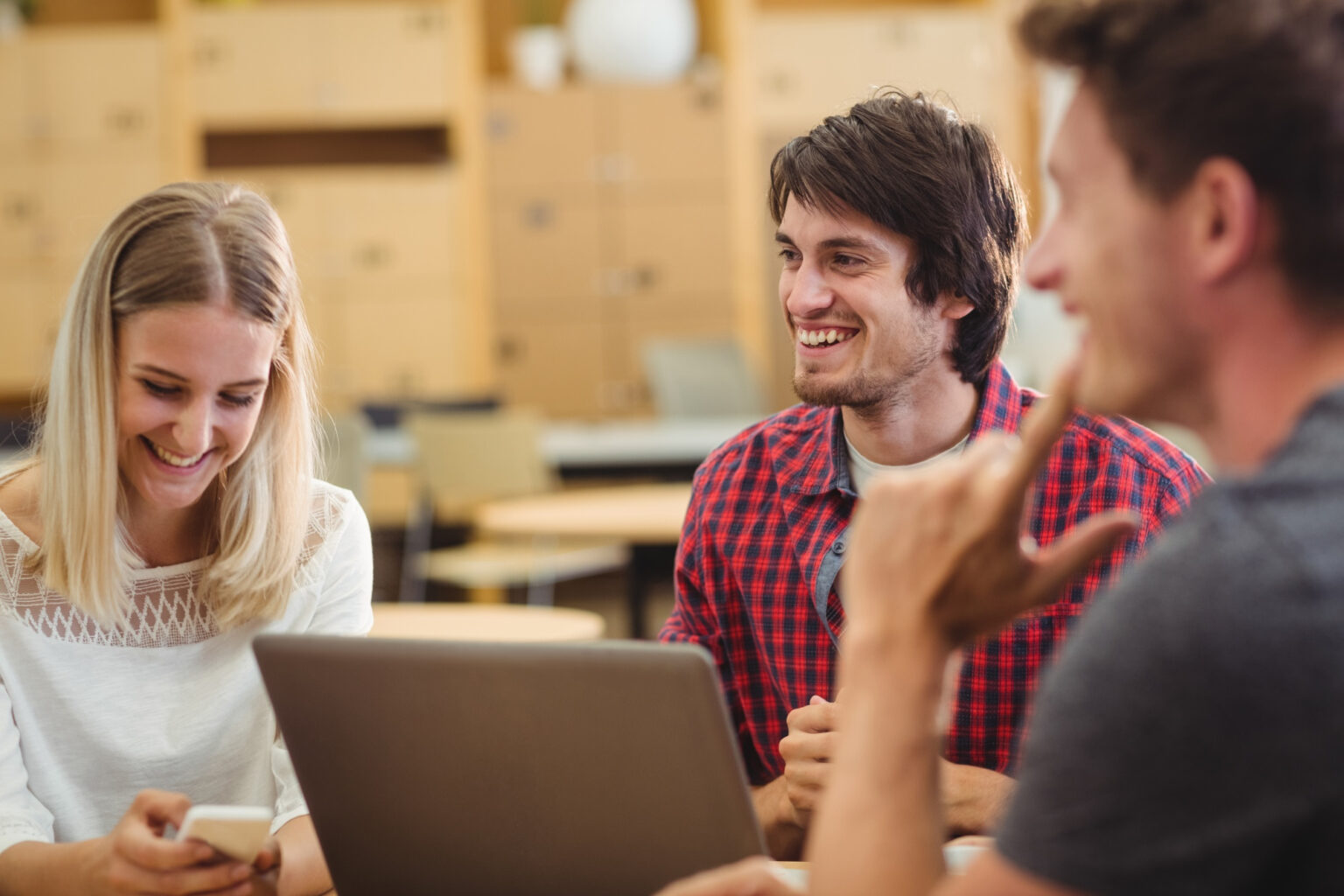 Quelle est la différence entre entendre et écouter en communication ?